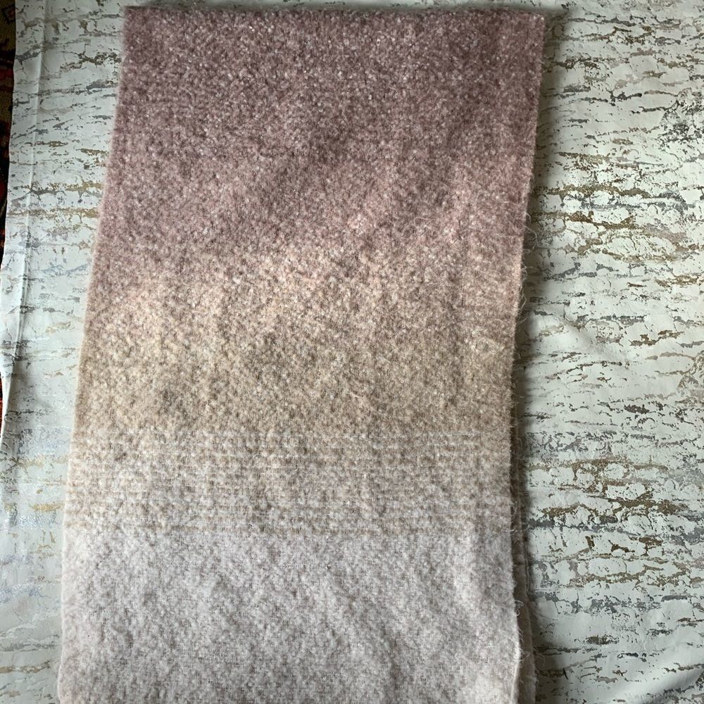 Oversized Textured Scarf - Picture 4 of 5